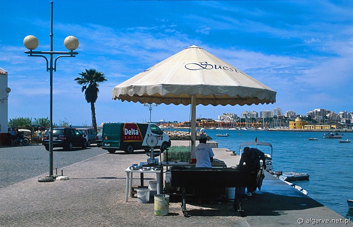 Nabrzeże małego portu w miasteczku Ferragudo w Algarve,  w południowej Portugalii