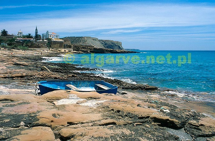 Skaliste wybrzeże Atlantyku niedaleko miasteczka Praia da Luz w zachodniej części Algarve