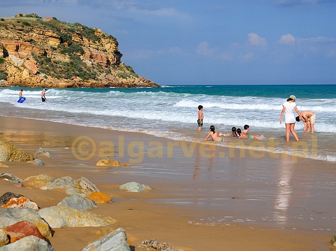 Niektórzy mówią, że na wybrzeżu Portugalii jest zimna woda. Obrazek z plaży w mijscowości Burgau w zachodniej częsci Algarve, w południowej Portugalii. 