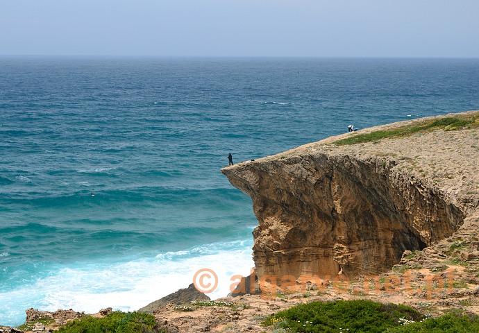 Zdjęcie wędkarzy na klifach w okolicy Carrapateria w zachodniej części regionu Algarve