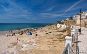 Skalista plaża w miasteczku Praia da Luz w zachodniej części Algarve w południowej Portugalii