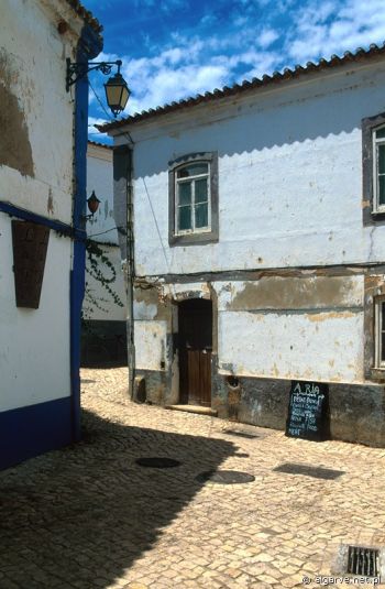 Zaułki miasteczka  Ferragudo, Algarve, południowa Portugalia