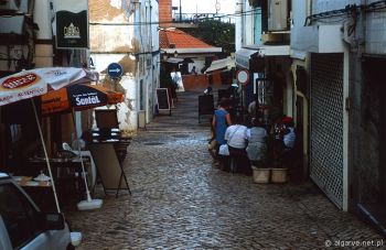 Ulice starego miasta Portimao obok nabrzeża, Algarve, Portugalia