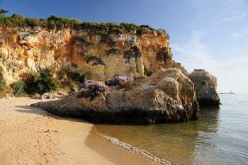 Skały na plaży Praia Grande niedaleko Ferragudo, Algarve, Portugalia