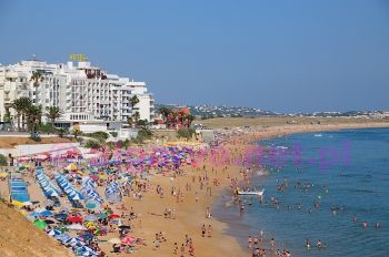 Wybrzeże, plaża w mieście Armacao De Pera położonym w Algarve, w południowej Portugalii