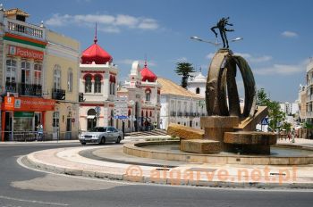 Zdjęcie placu Republiki w centrum Loule, niewielkiego miasta w Algarve, w południowej Portugalii