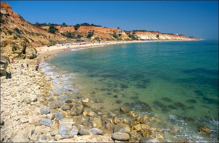 Początek długiej plaży Praia de Falesia, blisko miejscowości Olhos de Agua w Algarve (Portugalia)