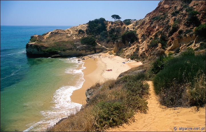 Plaża w małej zatoczce blisko Olhos de Agua (Algarve, Portugalia)