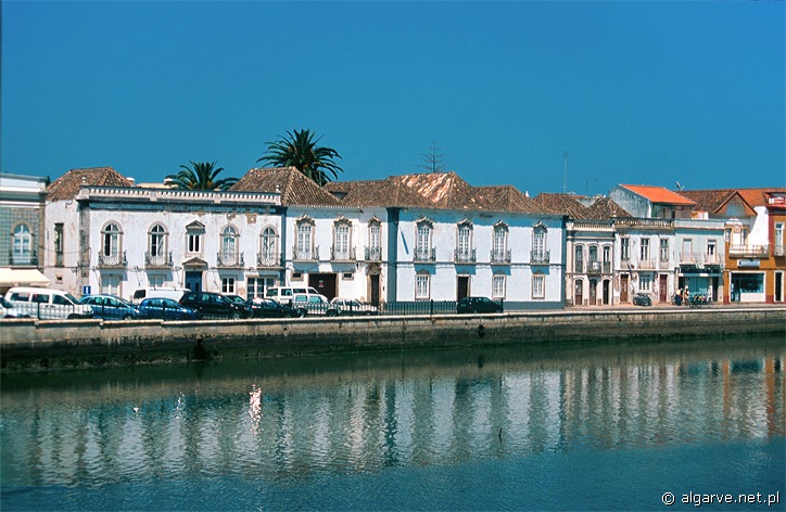 Domy nad rzeką Gilao w mieście Tavira w prowincji Algarve w południowej Portugalii