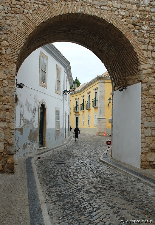 Ulica w starszej częsci Faro, stolicy regionu Algarve, Portugalia