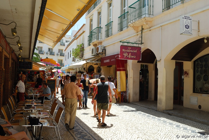 Uliczka w starszej części miasta Albufeira, Algarve, Portugalia