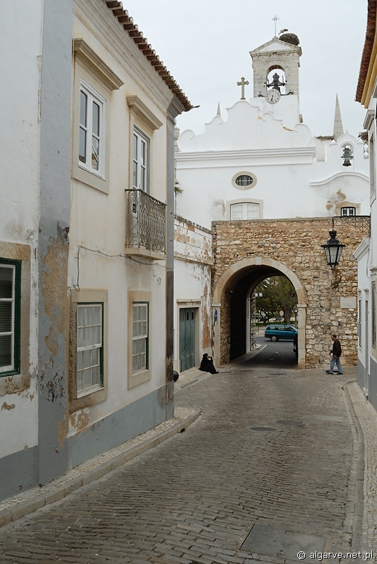Ulica w starszej części Faro, stolicy regionu Algarve (południowa Portugalia)