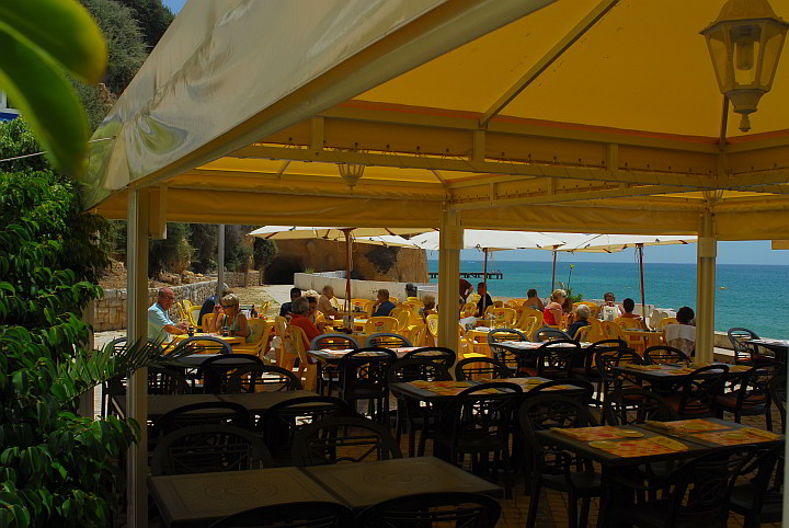 Kawiarnie obok plaży w starszej częsci Albufeira w Algarve, Portugalia
