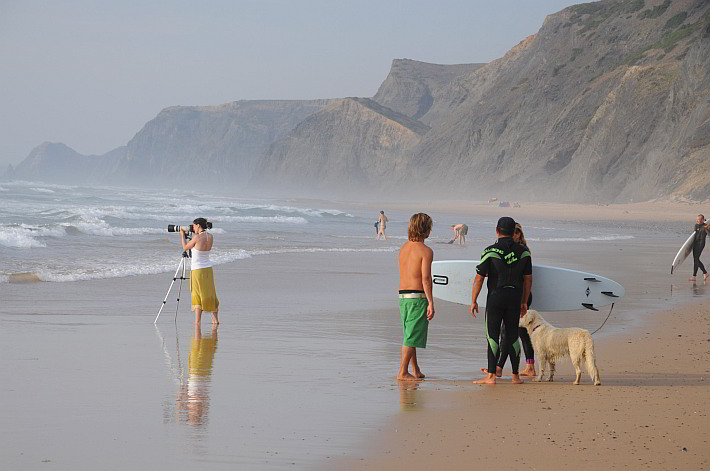 Surferzy na plaży Praia Cordoama w południowej Portugalii