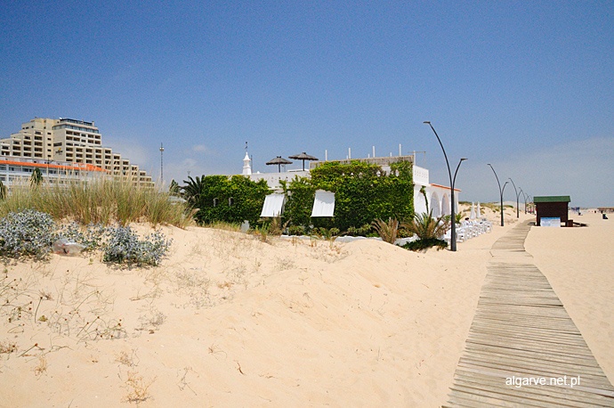 Wydmowa plaża w miejscowości Monte Gordo we wschodniej części Algarve w Portugalii