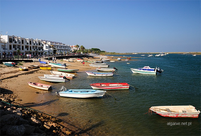 Nabrzeże w miejscowości Cabanas de Tavira we wschodniej części Algarve, w południowej Portugalii