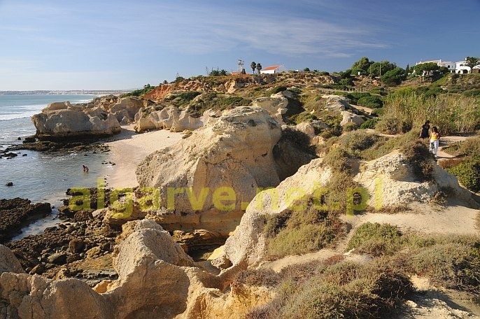 Praia do Manuel Lourenço, niewielka plaża wśród skałek położona w okolicach Gale niedaleko Albufeiry