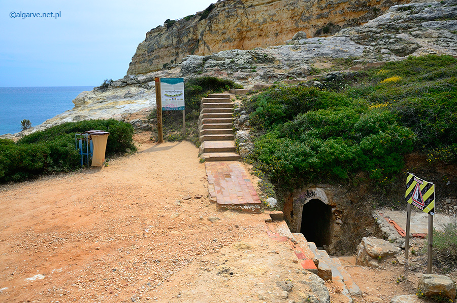 Wejście do niewielkiego tunelu prowadzącego w dół na plażę Carvalho