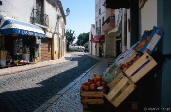 Wąskie, stare ulice w Lagos (Algarve, południowa Portugalia)
