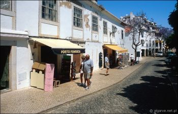 Ulica w starszej części miasta Lagos, Algarve, poudniowa Portugalia