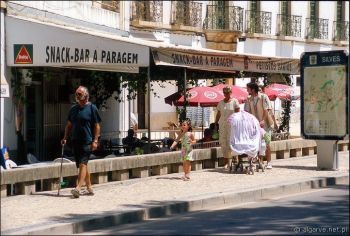 Na ulicy w Silves (Algarve, południowa Portugalia)