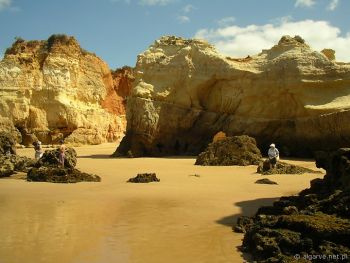 Skalista plaża Praia da Rocha podczas odpływu (Portugalia, Algarve)