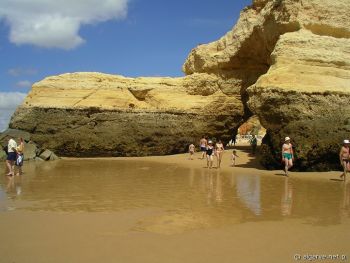 Skały na plaży Praia da Rocha podczas odpływu, Algarve, Portugalia