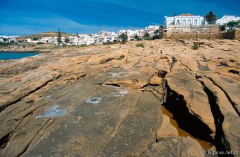 Skalisty brzeg przy Fortaleza w Praia da Luz, zachodnie Algarve, Portugalia