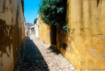 Uliczki Silves, historycznego miasta w regionie Algarve w poudniowej Portugalii
