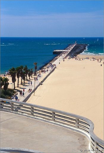 Falochron i początek plaży w Praia da Rocha, Algarve, Portugalia