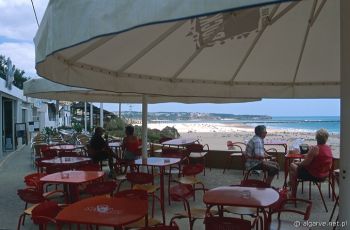 Kawiarnia z widokiem na plażę Praia da Rocha (Algarve, Portugalia)