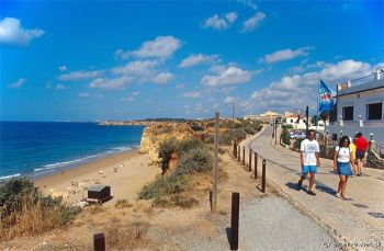 Promenada położona nad plażą Praia da Rocha, Algarve, Portugalia