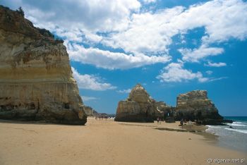 Spacer między skałami plaży Praia da Rocha, Algarve, Portugalia