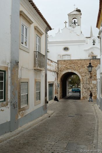 Ulica w starszej części Faro, stolicy regionu Algarve (południowa Portugalia)