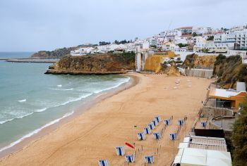 Pusta plaża, Albufeira jesienią  (Algarve, Portugalia)