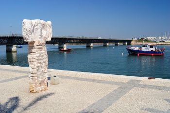 Nabrzeże i stary stalowy most w Portimao, Algarve, południowa Portugalia