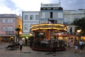 Lagos, karuzela w centrum stzrszej częsci miasta (Algarve, Portugalia)