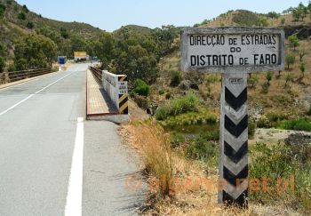 Most na granicy Alentejo i Algarve, prowincji w południowej Portugalii