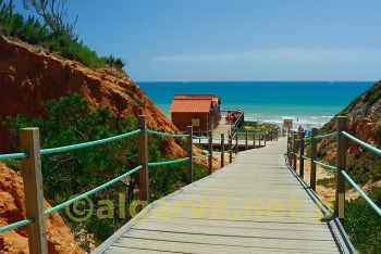 Kładka prowadząca na  plaże Praia de Falesia w okolicach hotelu Alfamar w Algarve w południowej Portugalii