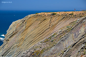 Kolorowe skały klifów wybrzeża Costa Vicentina