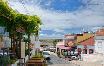 Restauracje przy ulicy blisko nabrzeża w miasteczku Alvor