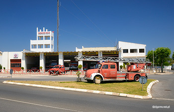 Stary wóz strażacki przed remizą w Lagos na południu Portugalii